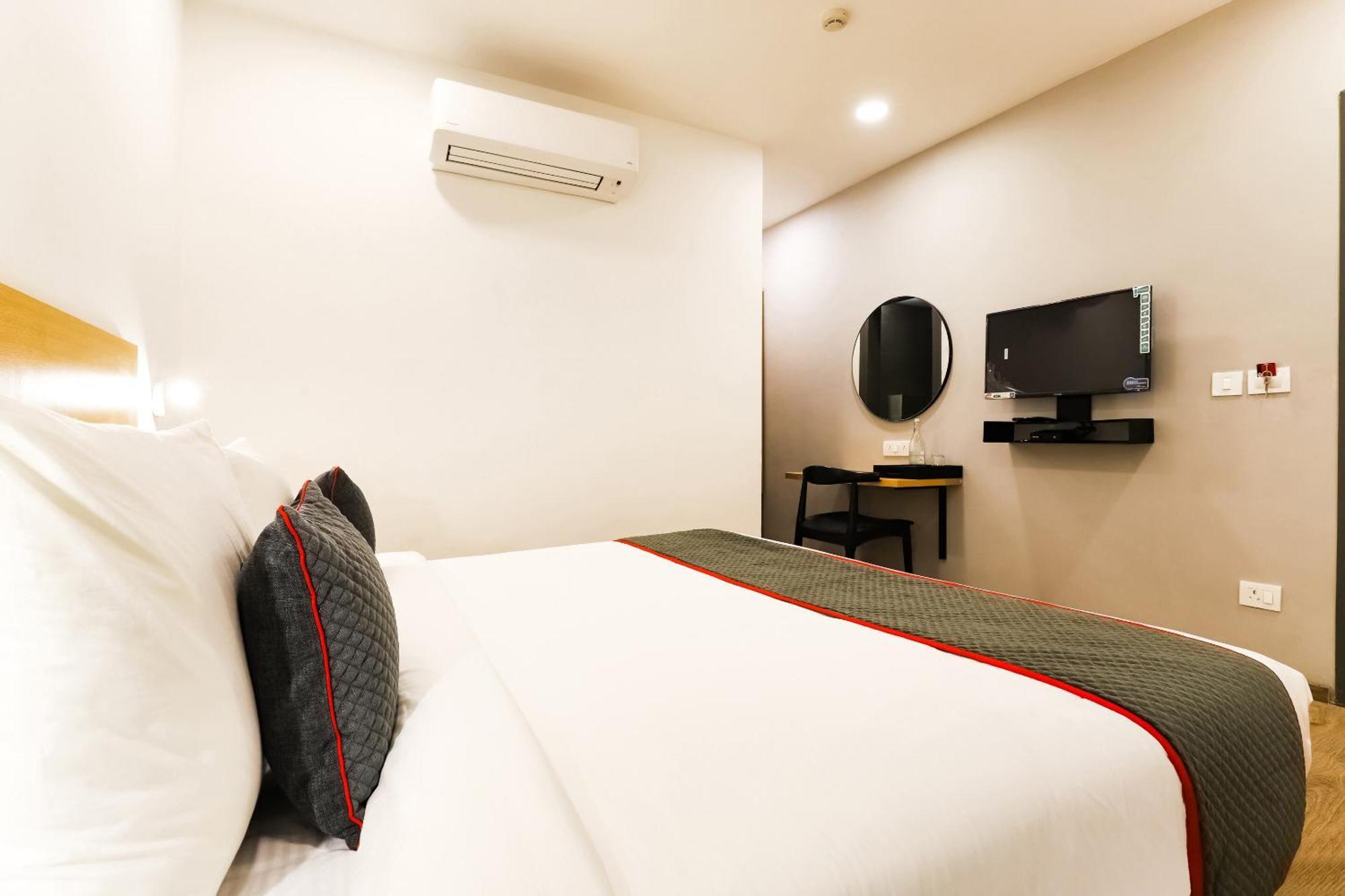 Townhouse Prithvi Resort Near Phoenix Palassio ラクナウ エクステリア 写真